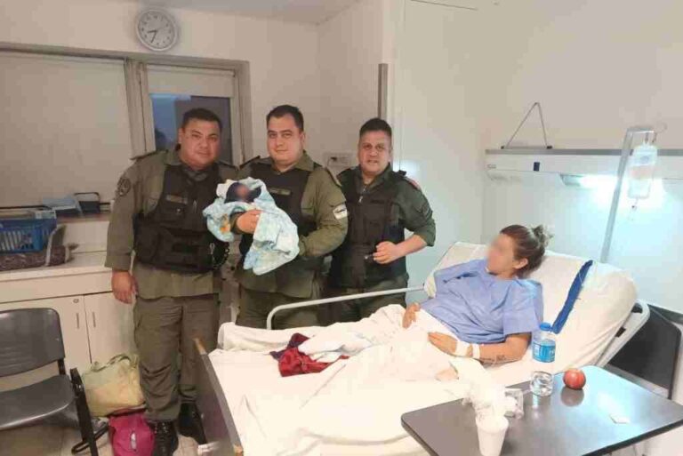 En agradecimiento la mujer decidió que el nombre de su hijo sea el de uno de los gendarmes. Gentileza.