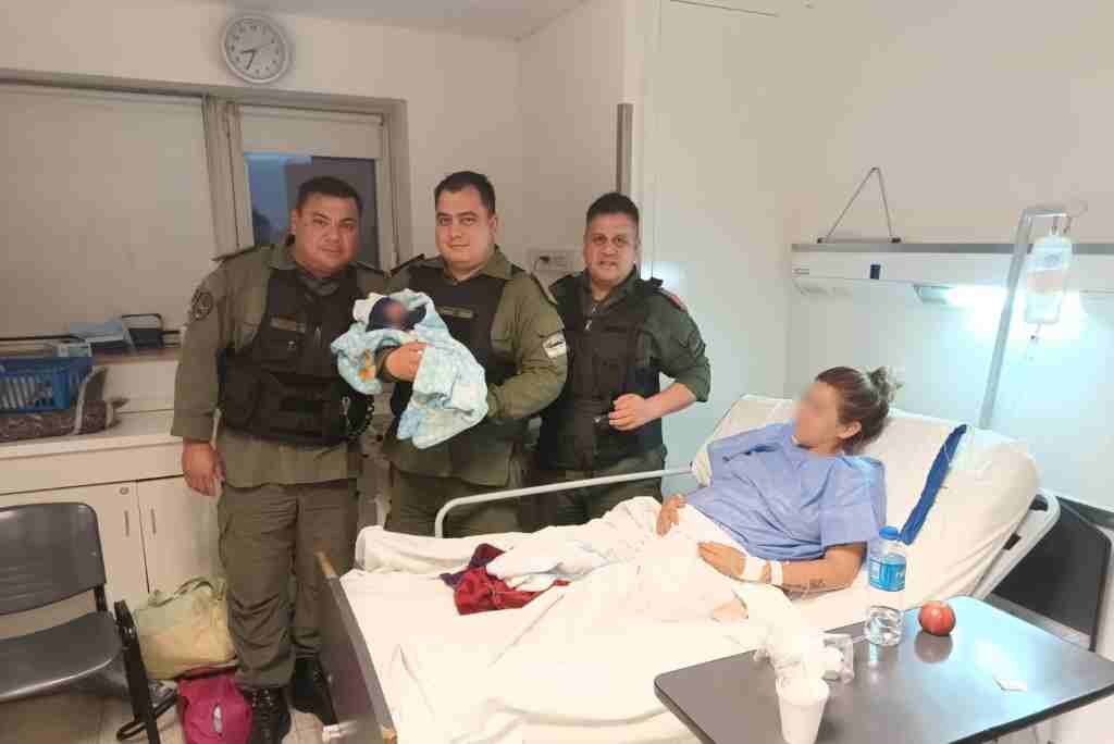 En agradecimiento la mujer decidió que el nombre de su hijo sea el de uno de los gendarmes. Gentileza.