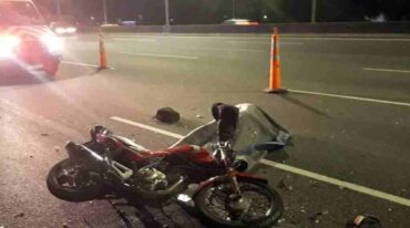 El médico policial constató el fallecimiento del hombre en el lugar del accidente. Gentileza.