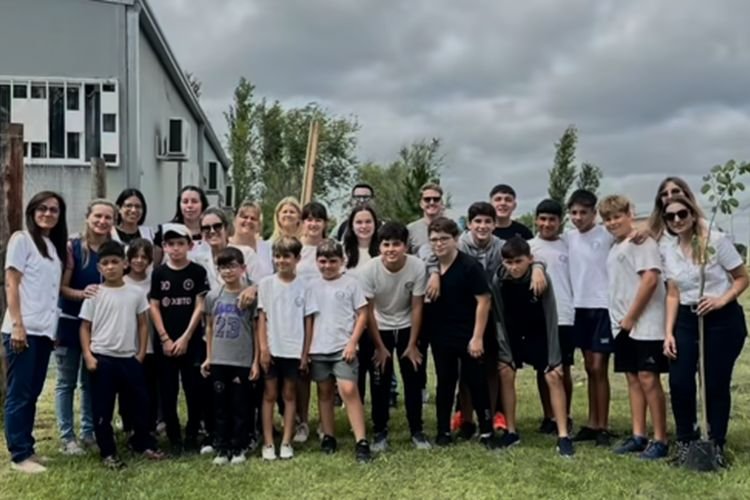 'En total se plantaron 23 lapachos rosados en el camino al cementerio y 12 arboles en la escuela técnica de los cuáles había 6 falsa caoba