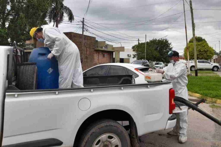 Preparativos para el bloqueo contra los mosquitos en calle Brown. Mirador Provincial.