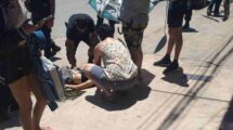 El hecho generó gran conmoción en la cuadra. Vecinos asistieron a la mujer herida. Gentileza.