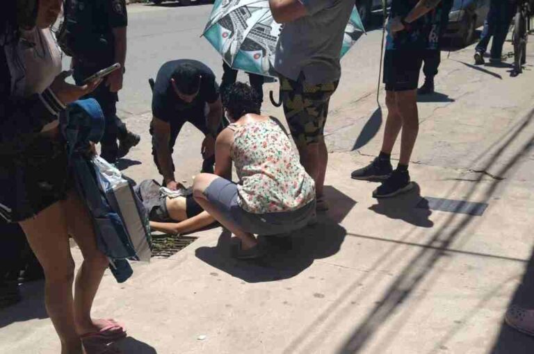 El hecho generó gran conmoción en la cuadra. Vecinos asistieron a la mujer herida. Gentileza.