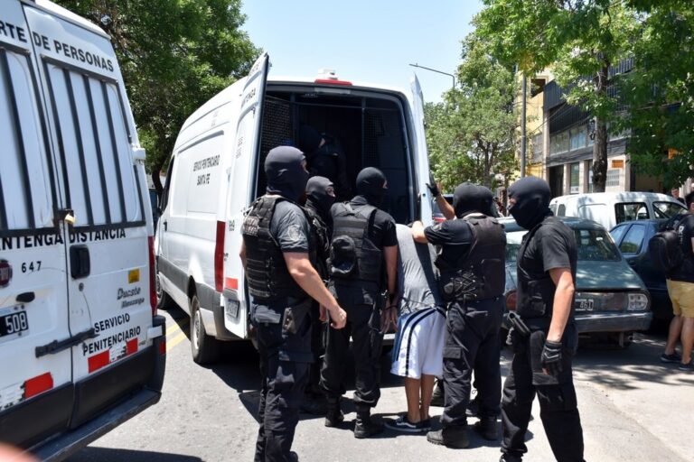 Así fue el procedimiento de traslado de los presos a la unidad penitenciaria de Piñero. Gobierno de la Provincia