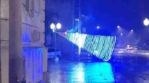 El adorno navideño dispuesto en la ciudad se derrumbó con el fuerte viento. Gentileza.