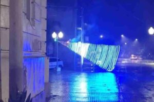 El adorno navideño dispuesto en la ciudad se derrumbó con el fuerte viento. Gentileza.