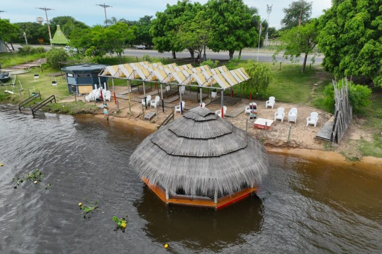 La postal actual de la costanera este con la crecida. Será un verano con pocas chances de que haya playa en Santa Fe. Fernando Nicola