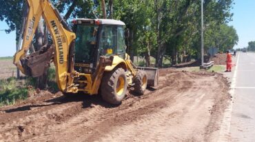 Máquinas pesadas trabajan en la colocación del bordo