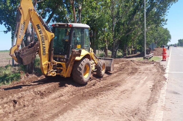 Máquinas pesadas trabajan en la colocación del bordo