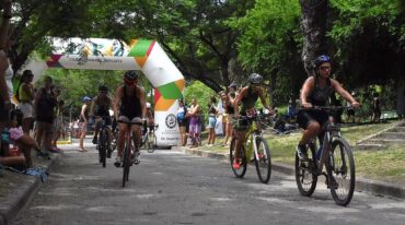 El balneario Municipal fue epicentro del apronte del Triatlón Internacional paceño.