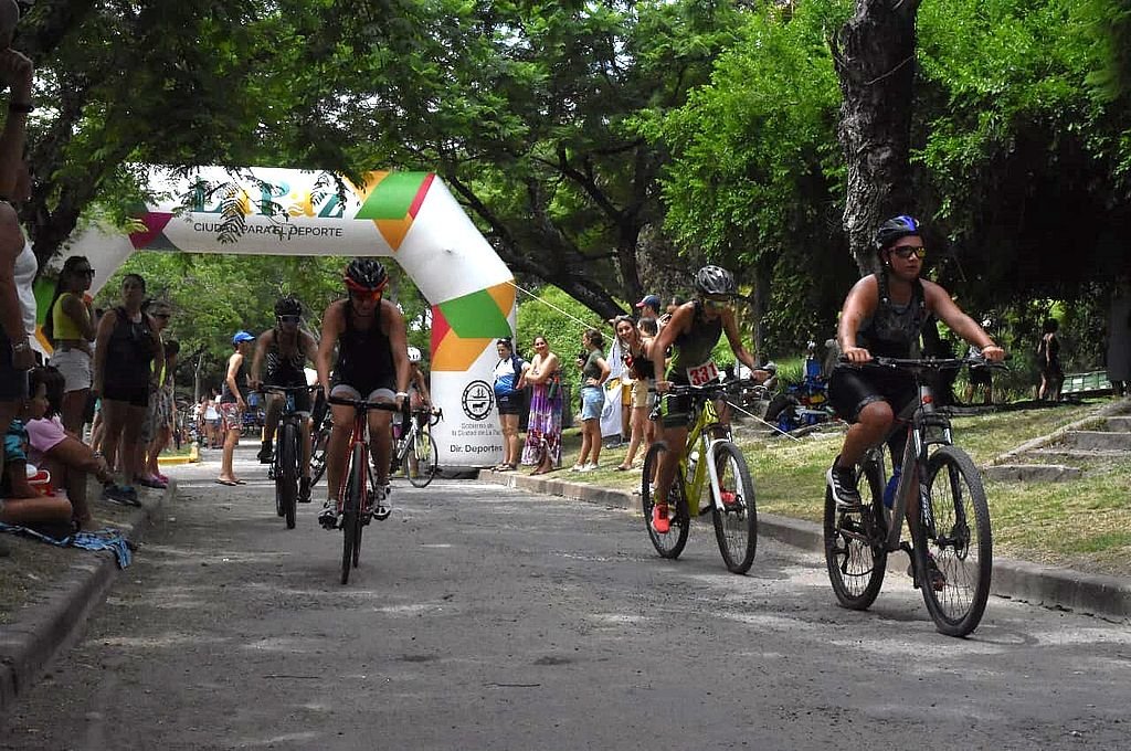 El balneario Municipal fue epicentro del apronte del Triatlón Internacional paceño.