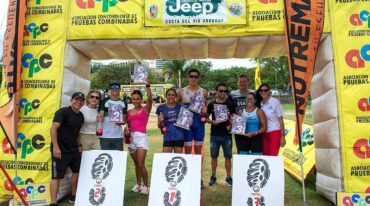 Santiago Sierra Battó y Victoria Rivero (en el centro); Alejandro Ricagno y Melanie Albornoz (a la izquierda) y Federico Álvarez	y María Constanza Ricagno (a la derecha) celebraron en el podio junto a autoridades.