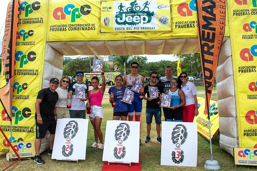 Santiago Sierra Battó y Victoria Rivero (en el centro); Alejandro Ricagno y Melanie Albornoz (a la izquierda) y Federico Álvarez	y María Constanza Ricagno (a la derecha) celebraron en el podio junto a autoridades.
