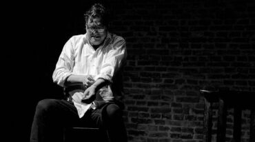 Se trata de una obra que homenajea al director teatral argentino Alberto Ure