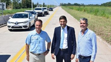 La obra sobre la circunvalación en Villa Constitución comprende un desvío de tránsito pesado para unir la Ruta Provincial 90 con las terminales del complejo portuario. Incluyó movimientos de suelo y profundización de cunetas. Sobre la avenida