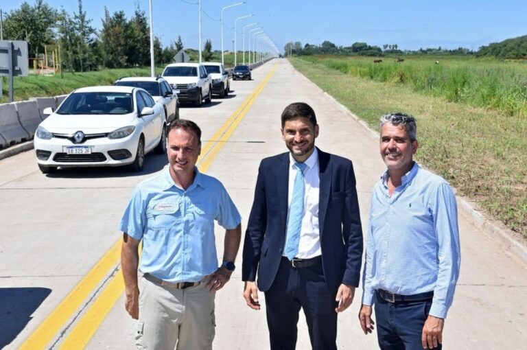 La obra sobre la circunvalación en Villa Constitución comprende un desvío de tránsito pesado para unir la Ruta Provincial 90 con las terminales del complejo portuario. Incluyó movimientos de suelo y profundización de cunetas. Sobre la avenida