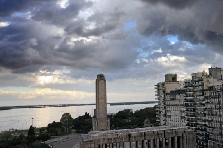 Se puso oscuro. La falta de pago de Nación provocó que las obras en el Monumento se paralizaran. Archivo