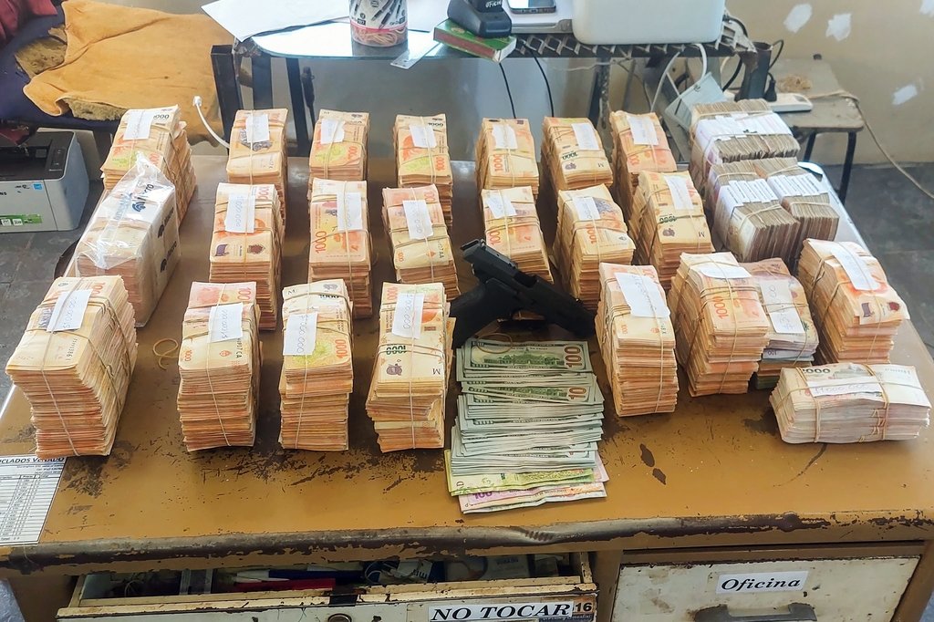 El dinero encontrado durante la requisa. Gobierno de la Provincia