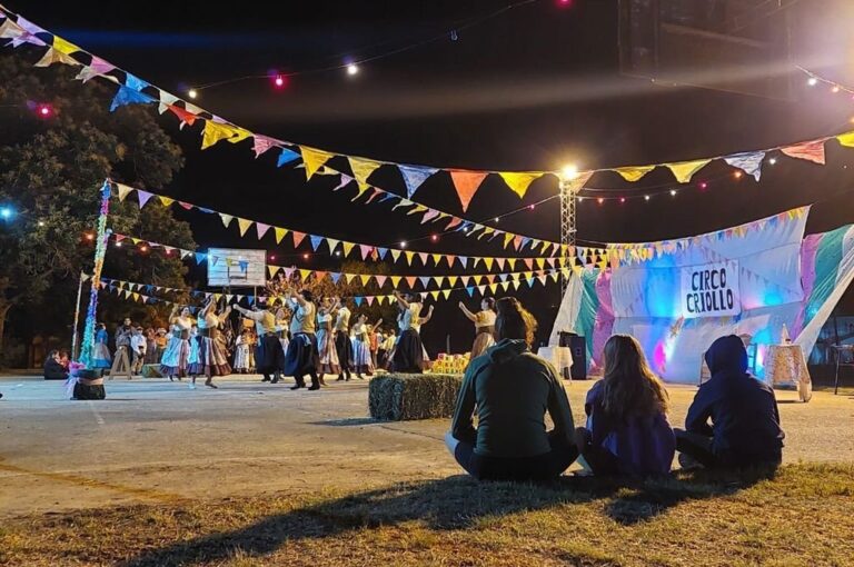 A lo largo de la jornada podrán disfrutar de una tarde llena de actividades. Entre ellas se destacan: Correcaminata hacia el polideportivo y el cementerio