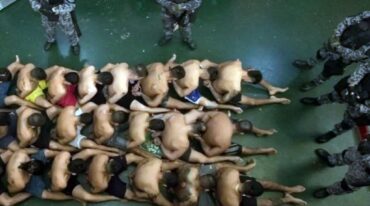 Los presos con el torso descubierto