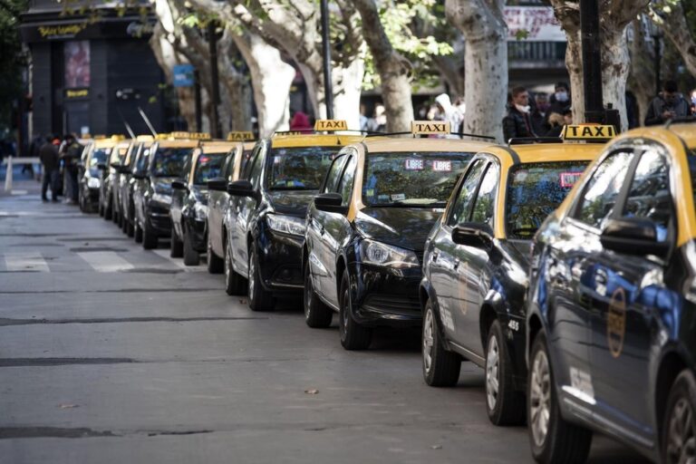 Los choferes de taxis de Rosario realizaron hoy un paro tras el crimen de su colega. Archivo