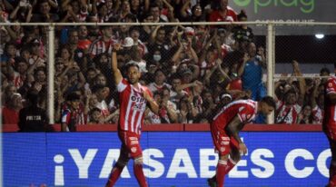 Sacó la "Mugre". Corvalán ganó en las alturas y convirtió el tanto para que Unión le gane a Boca en Santa Fe. Manuel Fabatía