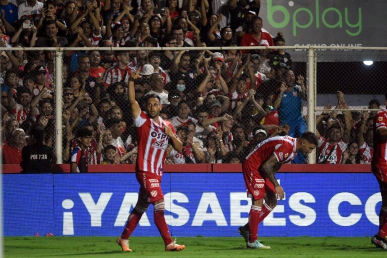 Sacó la "Mugre". Corvalán ganó en las alturas y convirtió el tanto para que Unión le gane a Boca en Santa Fe. Manuel Fabatía