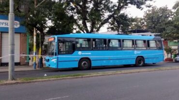 El colectivo quedó en mitad de la calle. Gentileza