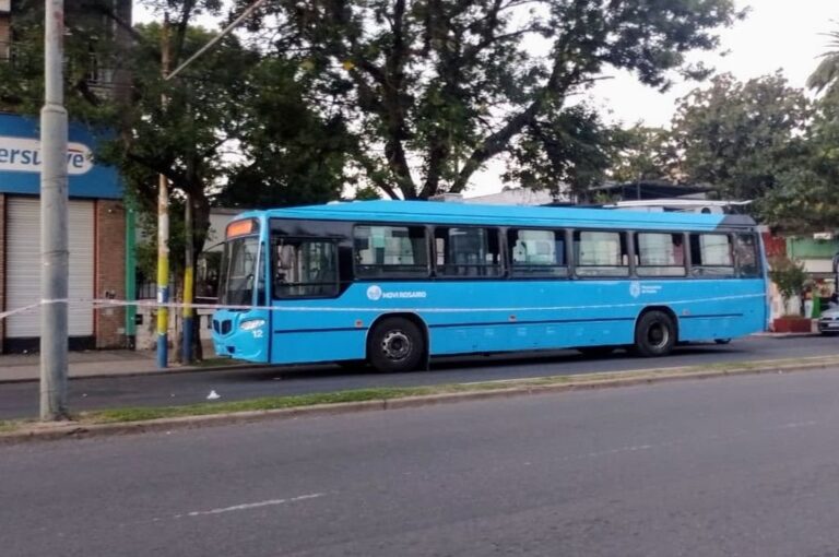 El colectivo quedó en mitad de la calle. Gentileza