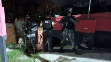 El personal policial tras los allanamientos. Gobierno de la Provincia