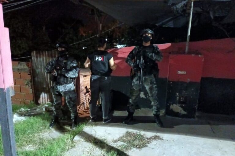 El personal policial tras los allanamientos. Gobierno de la Provincia