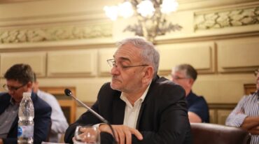 Su larga trayectoria lo llevó a pensar en escribir algunas historias vividas