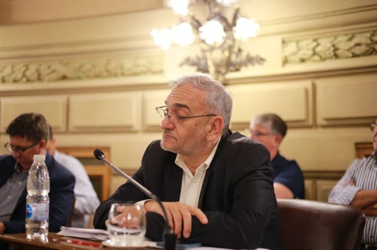 Su larga trayectoria lo llevó a pensar en escribir algunas historias vividas