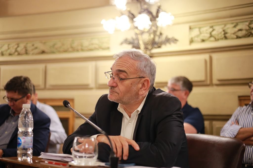 Su larga trayectoria lo llevó a pensar en escribir algunas historias vividas