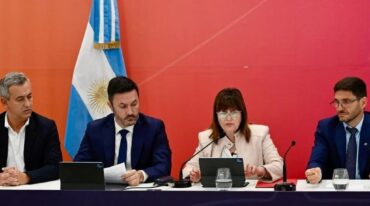 Luis Petri anunció en la conferencia de prensa que en las próximas 24 horas llegarán las fuerzas armadas a Rosario para 'hacerle la vida imposible a los que cometen delitos contra los ciudadanos de bien'. Gentileza