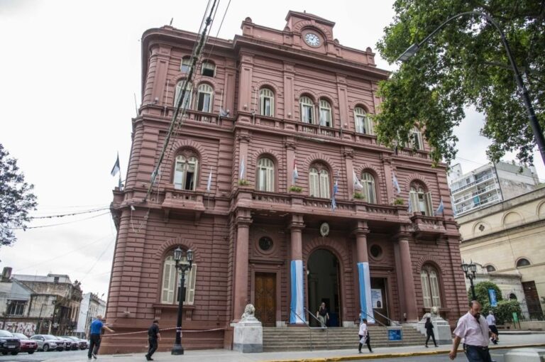 Por decisión del gremio los servicios de recolección de residuos se verán afectados entre las 22 hs del domingo y el mediodía de este lunes. Se solicita a vecinas y vecinos no sacar los residuos en el marco del alerta meteorológica vigente. Gentileza