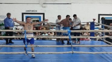Maquinita Martínez celebra tras el final de la pelea.