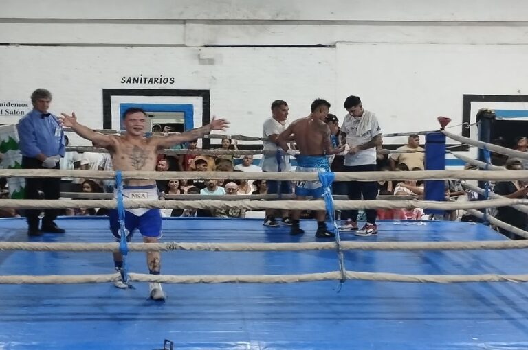 Maquinita Martínez celebra tras el final de la pelea.
