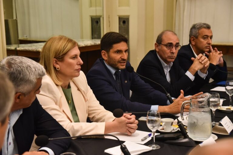 Gran parte del gabinete provincial y autoridades locales