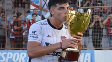 Valentín Villarreal junto con la Copa de la Liga Paranaense