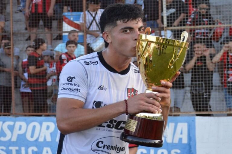 Valentín Villarreal junto con la Copa de la Liga Paranaense