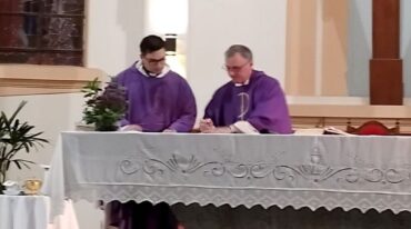 El nuevo vicario Juan Cruz Hernández junto al párroco Fabián Minigutti.