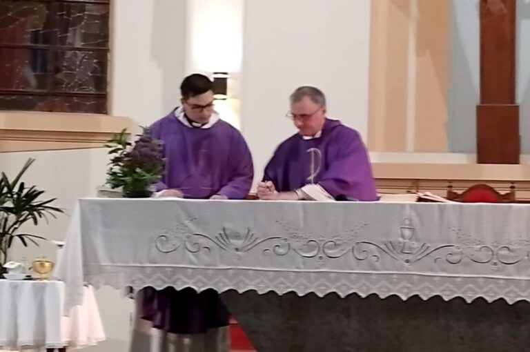 El nuevo vicario Juan Cruz Hernández junto al párroco Fabián Minigutti.