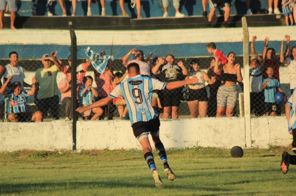 Peñarol goleó como local a Santa Marta y avanzó de fase. Gentileza Esteban Bonsi