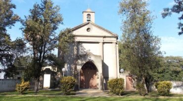 En un extremo de la plaza se ubica la iglesia de Santa Matilde