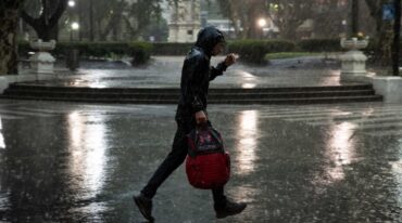 'Hemos dispuesto más de 400 personas en la calle. Estamos primero tomando algunos anegamientos que se dieron por la cantidad de agua caída en pocos minutos y vamos a priorizar los árboles que estén interrumpiendo la circulación'