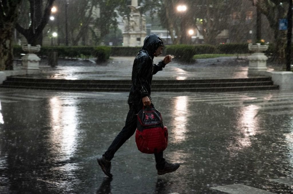 'Hemos dispuesto más de 400 personas en la calle. Estamos primero tomando algunos anegamientos que se dieron por la cantidad de agua caída en pocos minutos y vamos a priorizar los árboles que estén interrumpiendo la circulación'
