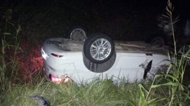 Auto volcado por Ruta 11 Km. 407