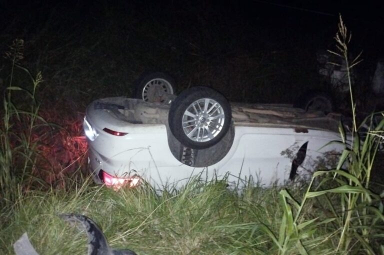 Auto volcado por Ruta 11 Km. 407