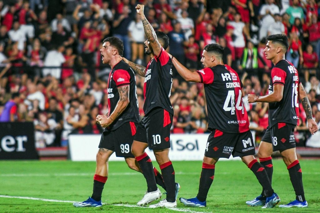 El equipo del uruguayo Larriera saldrá a dejar los 3 puntos en su casa este viernes en el Parque Independencia de Rosario. Archivo